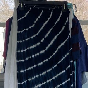 6/$20 Medium Relativity navy and white tie dyed skirt in gently used condition